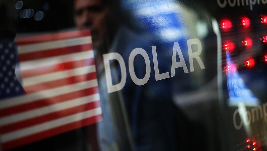 El dólar se transó a la baja y cerró la sesión en casi $679