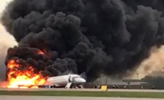 Murieron 41 de los 78 ocupantes de un avión que se incendió a minutos de despegar en Rusia