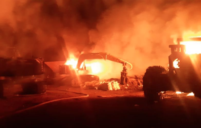 La Araucanía: Desconocidos quemaron maquinaria al interior de un fundo en Collipulli