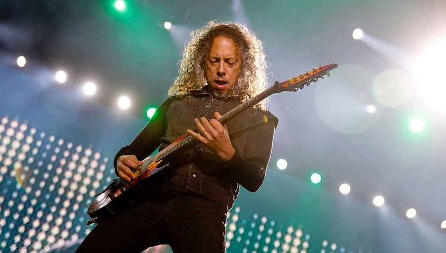 Guitarrista de Metallica se resbaló y cayó en pleno show de la banda en Italia