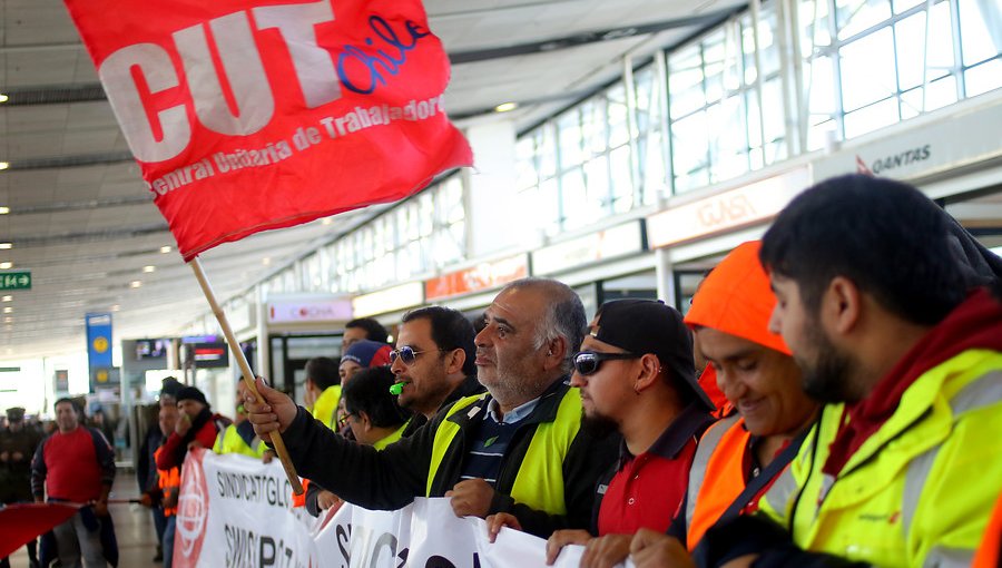 Trabajadores en huelga de Swissport cortaron accesos del aeropuerto durante la madrugada