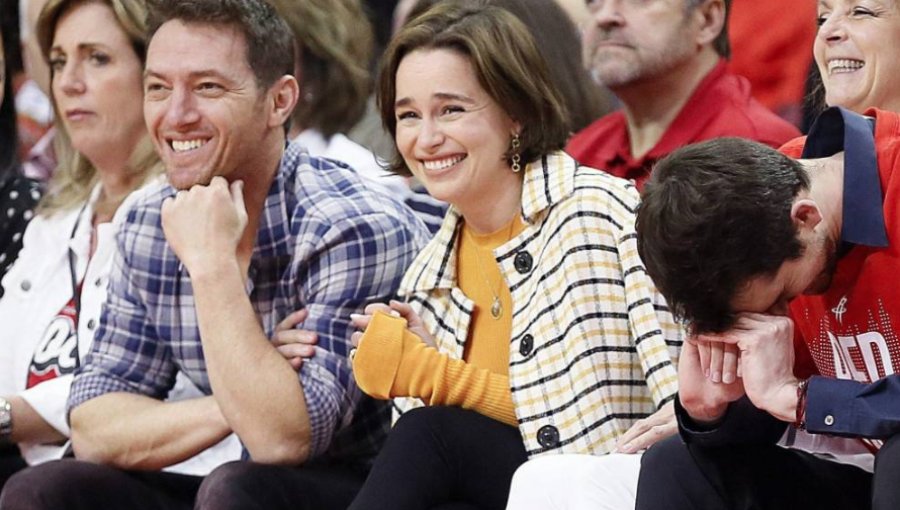 La gran sorpresa que se llevó Emilia Clarke durante partido de la NBA