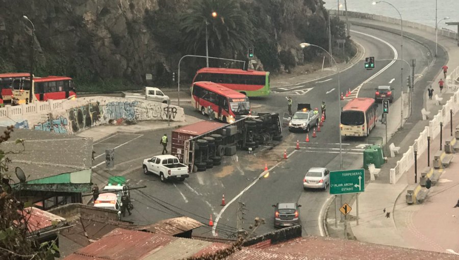 Camión se salió de su pista y terminó volcando frente a la caleta El Membrillo de Valparaíso