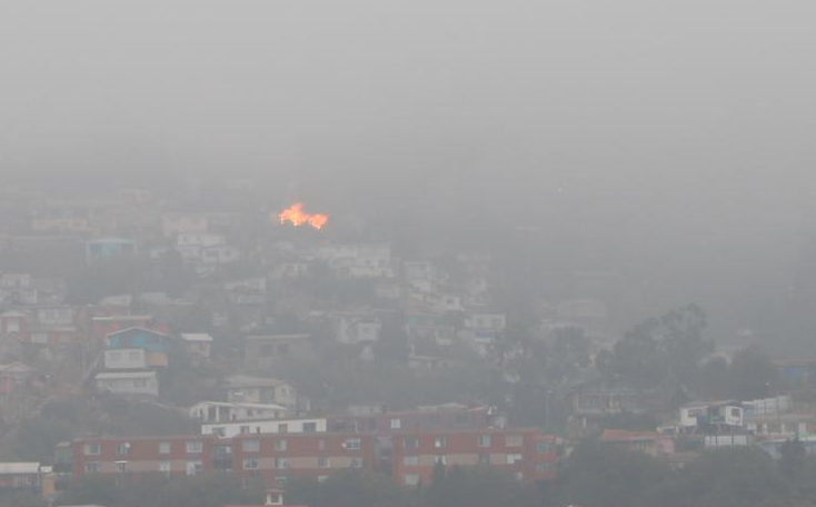 Incendio consume tres viviendas en el cerro Jiménez de Valparaíso
