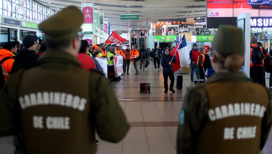 Detienen a 11 manifestantes por protesta en el Aeropuerto de Santiago