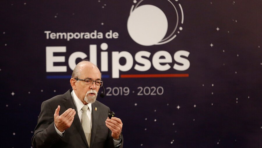 Astrónomo José Maza realizó exposición en La Moneda sobre el próximo eclipse solar