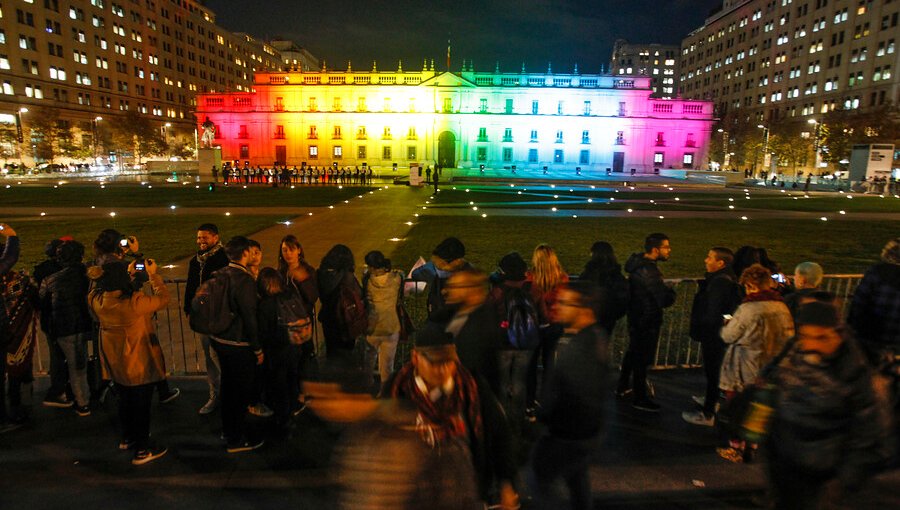 La Moneda se sumó al día contra la homofobia y transfobia iluminando fachada sur