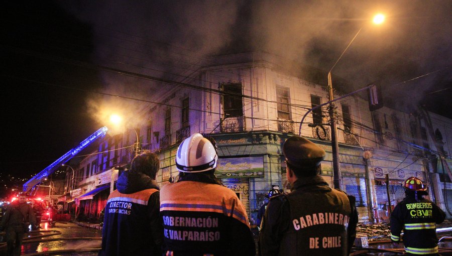 Incendio y posterior derrumbe afectó a dos locales comerciales en Valparaíso