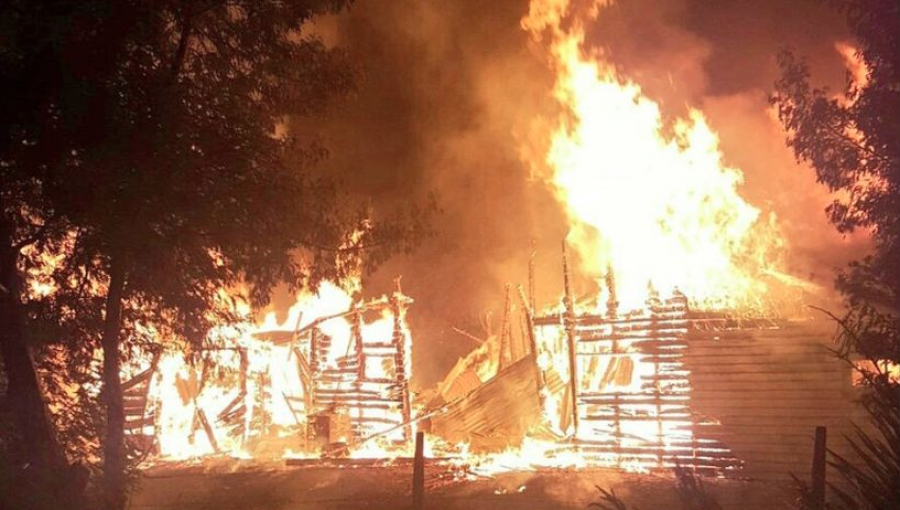 Atentado incendiario deja dos viviendas quemadas y otra baleada en Biobío