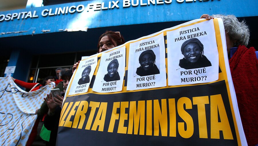 Organización defensora de migrantes protestó en hospital Félix Bulnes por muerte de Rebeka Pierre