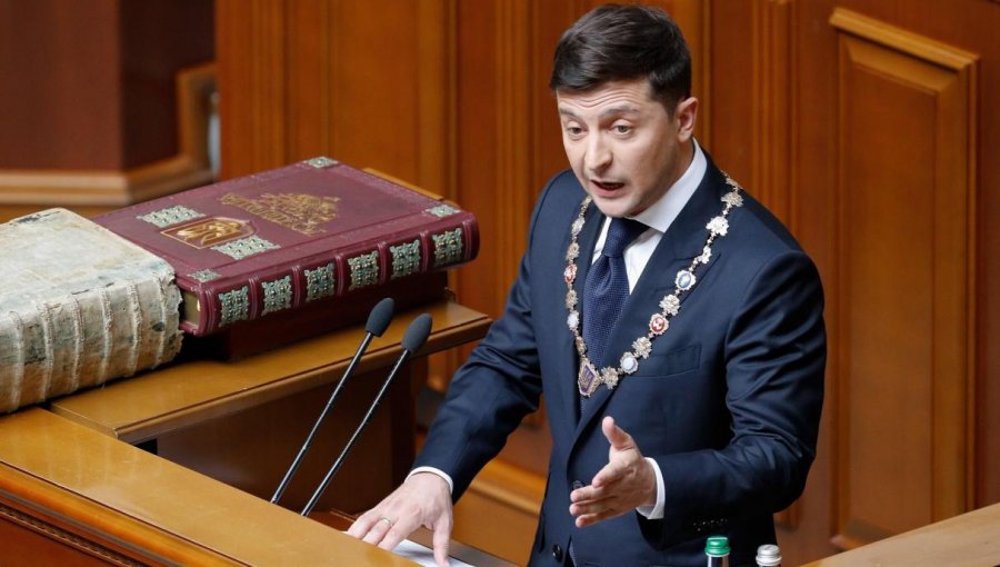El comediante Volodimir Zelenski asumió la Presidencia de Ucrania y de inmediato disolvió el Parlamento
