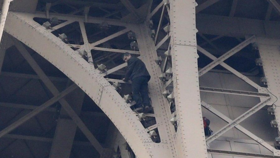 Luego de seis horas, la Policía de París logró detener a sujeto que escaló la torre Eiffel