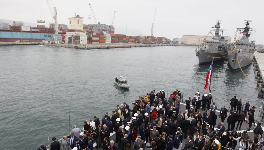 Piñera lanzó florida bandera chilena al mar como ofrenda a Prat y sus hombres