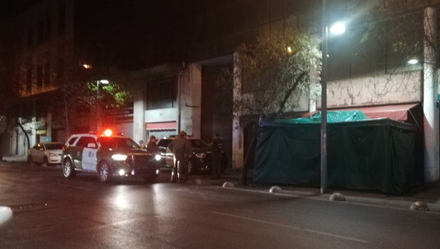 Investigan muerte de hombre en la vía pública de Santiago: habría fallecido por hipotermia