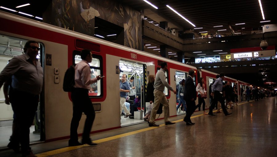 Metro de Santiago informa normalización de servicio tras una hora de suspensión en Línea 1