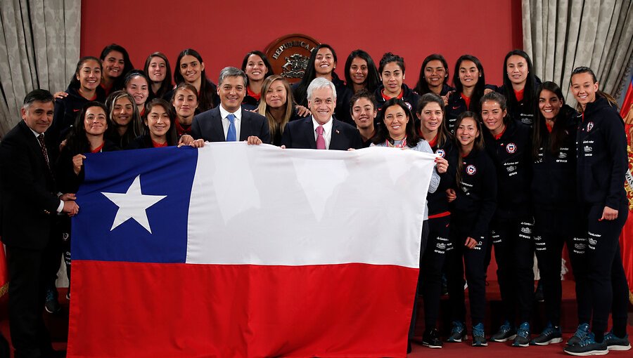 Presidente Piñera recibió a la Roja femenina de fútbol que parte al Mundial de Francia