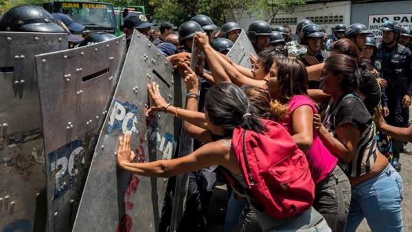 Motín en cárcel de Venezuela deja 29 reos muertos y 19 policías heridos