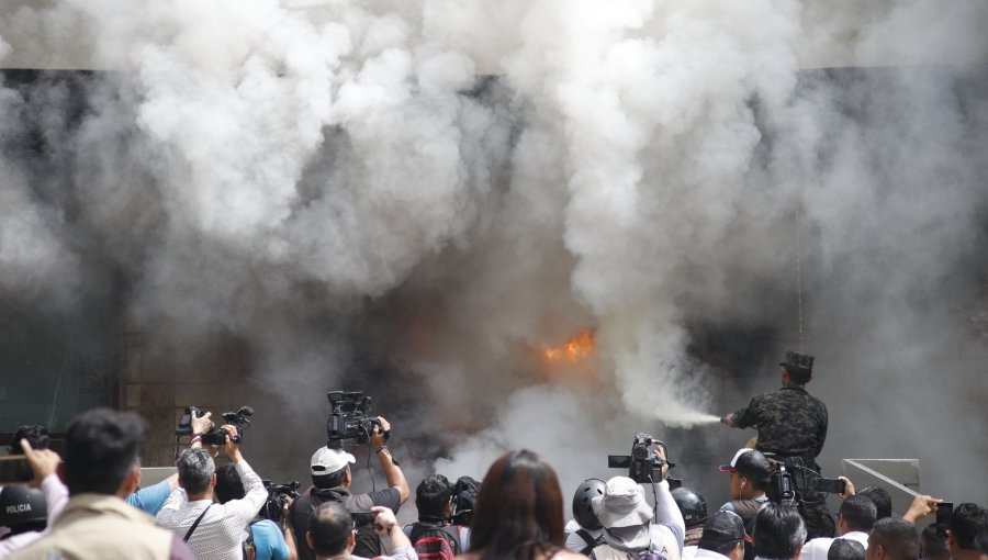 Manifestantes queman la puerta de acceso a la embajada de Estados Unidos en Honduras