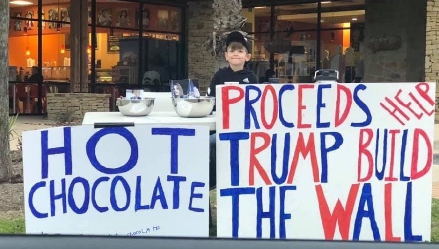 Vendiendo chocolate y limonada, niño de 7 años recaudó 22.000 dólares para el muro de Donald Trump