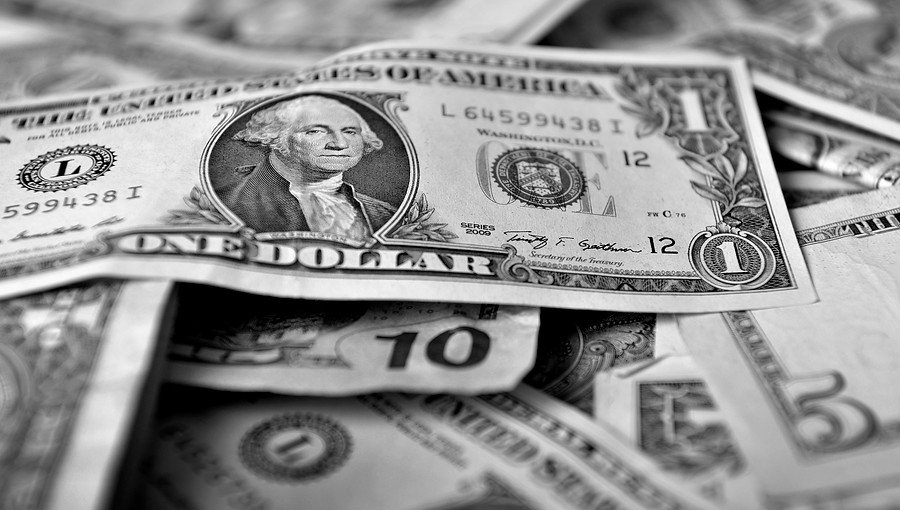 Precio del dólar volvió a caer con fuerza y se cotizó por debajo de los $695