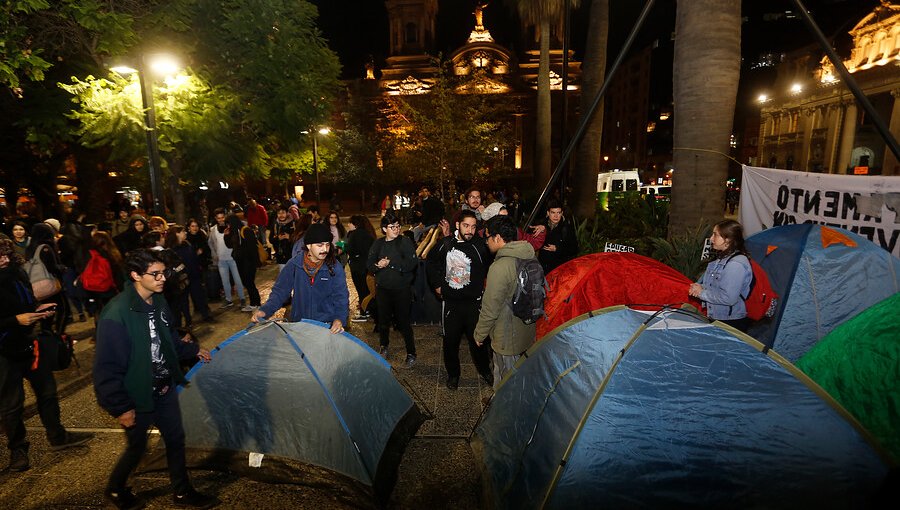 Estudiantes levantaron un campamento "indefinido" en Plaza de Armas de Santiago