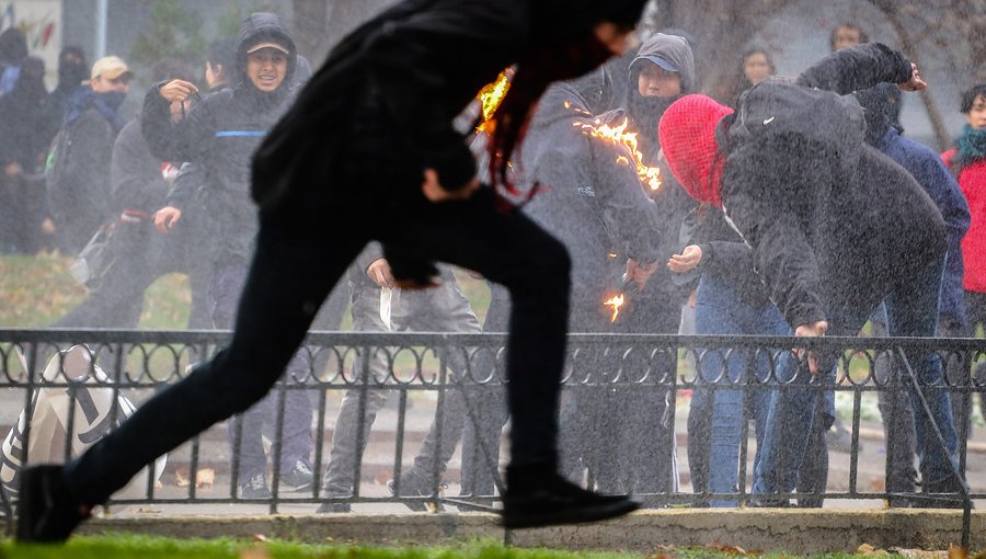 Marcha de profesores: Encapuchado terminó quemado al intentar lanzar molotov a carabineros
