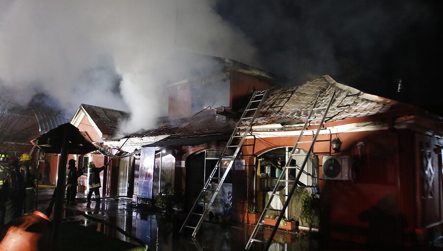 Incendio destruyó histórico edificio de la Municipalidad de Maule: hubo daños totales