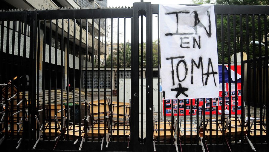 Estudiantes del Instituto Nacional deciden continuar en toma por dos semanas más