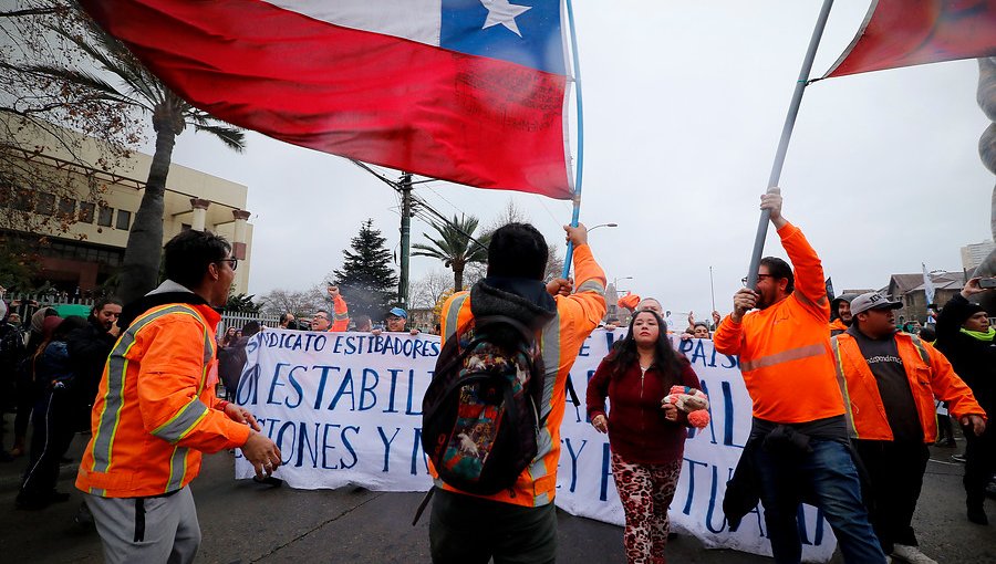 Portuarios de Valparaíso suspendieron el tránsito en Av. Argentina tras marcha de profesores