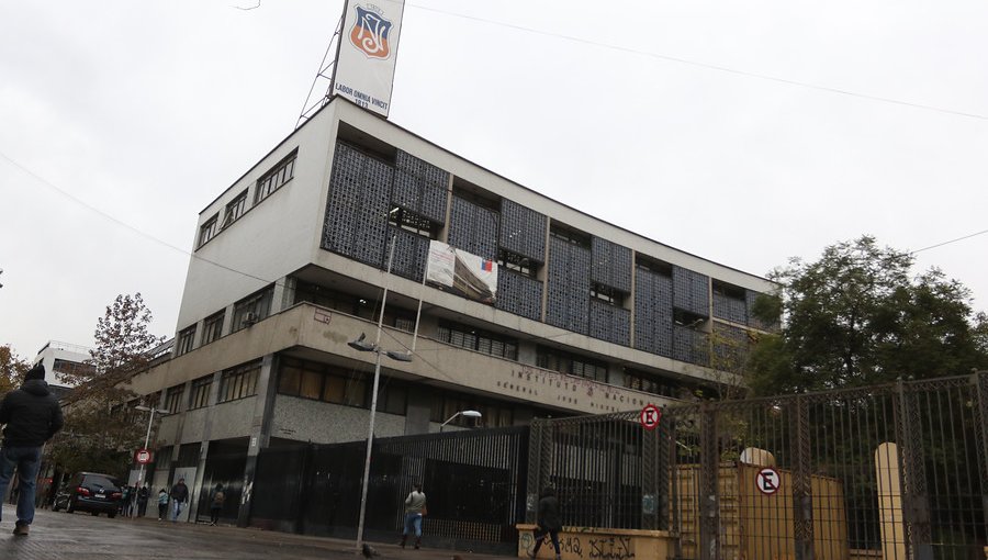 Alumnos del Instituto Nacional abandonaron recinto tras orden de desalojo