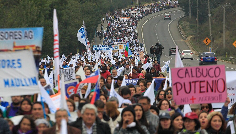 Tránsito en Santos Ossa fue suspendido por inicio de multitudinaria marcha de profesores en Valparaíso