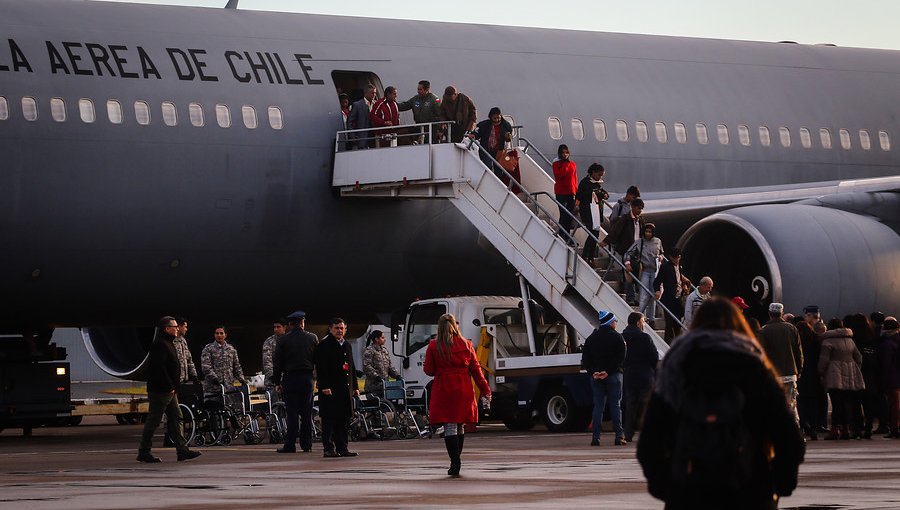119 personas retornaron al país desde Venezuela tras sexto vuelo de la FACh