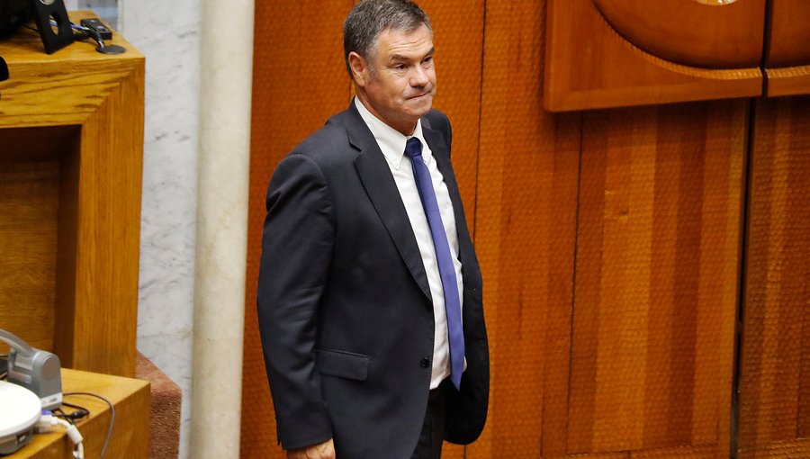 Senador Ossandón criticó a ministro Valente y pidió su salida del gabinete
