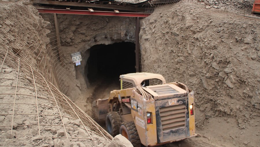 Ministro de Minería viaja a Tocopilla y adelanta que podrían hacer sondajes para rescatar a mineros