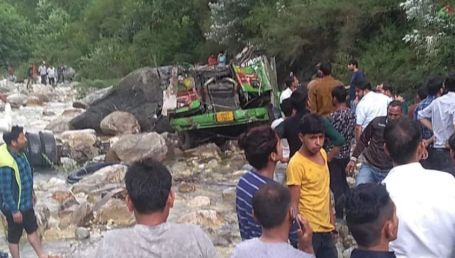 Mueren 42 personas tras caer un autobús por un barranco en el norte de India