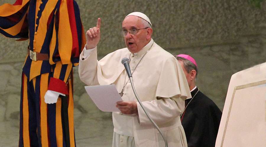 Papa Francisco llamó a los jóvenes a "declararle la guerra al bullying"