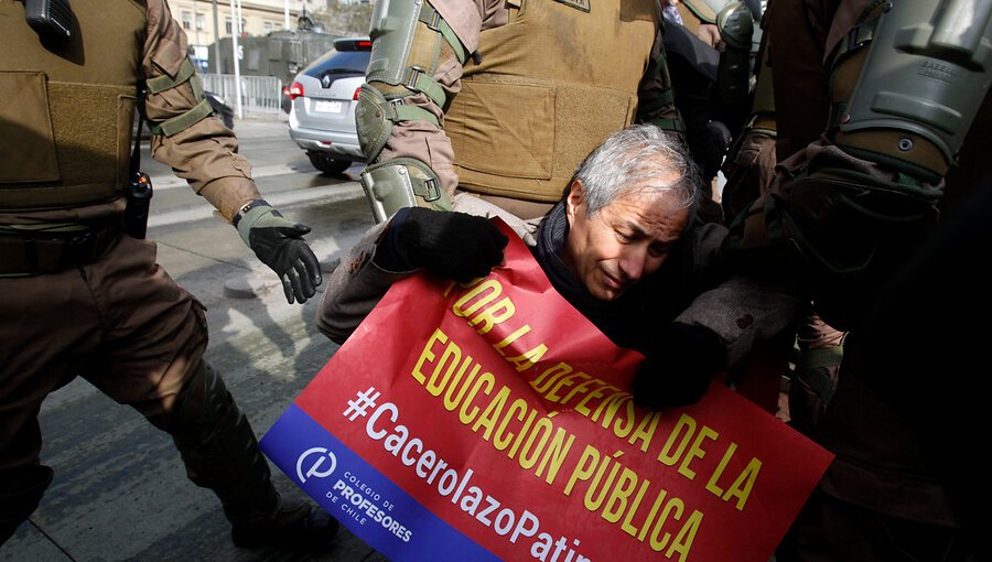 Presidente del Colegio de Profesores fue detenido durante manifestación frente a La Moneda