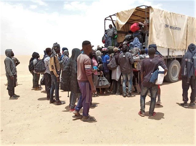 Rescatan a más de 400 migrantes abandonados en el desierto del Sáhara
