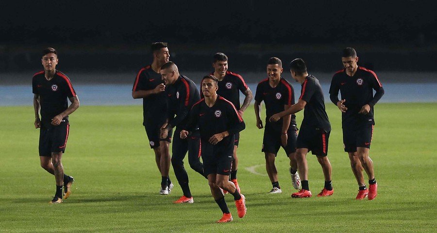 La selección chilena llegó a Sao Paulo para preparar el crucial duelo ante Colombia