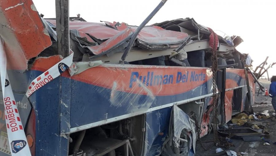 Entregan identidades de los seis obreros fallecidos en volcamiento de bus en Tarapacá
