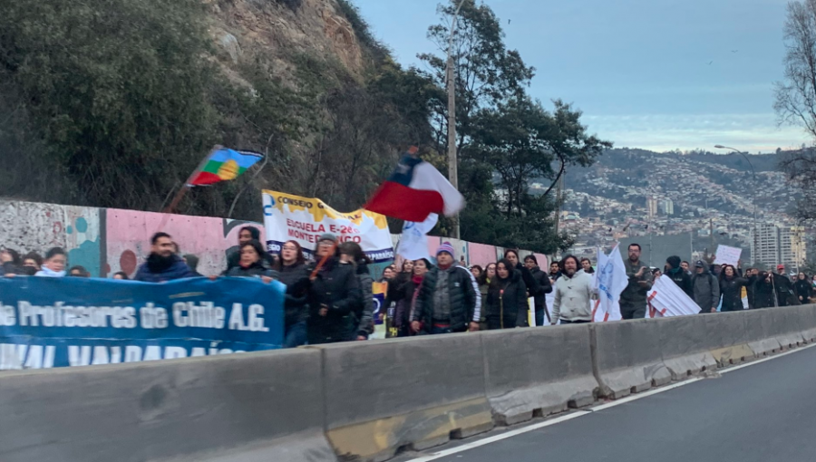 Protesta de profesores en Valparaíso generó alta congestión vehicular en la Av. España