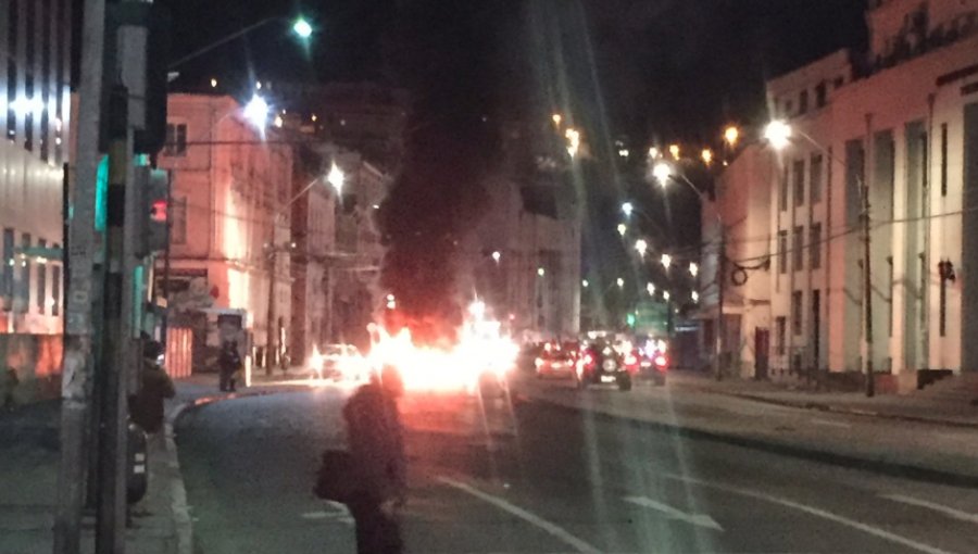 Barricadas incendiarias frente a Sindicato de Portuarios obligaron a suspender el tránsito en la Av. Errázuriz de Valparaíso