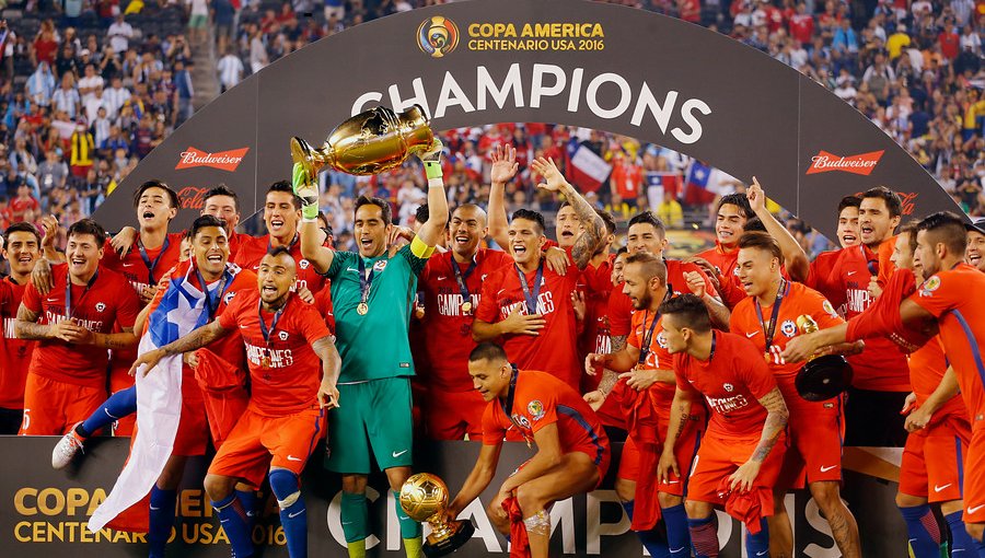Claudio Bravo conmemoró el "inolvidable" título de la Copa América Centenario