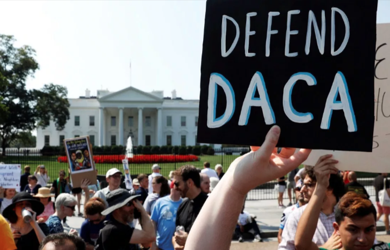 Tribunal Supremo de EE.UU. acoge propuesta de Trump para quitar protección a inmigrantes llegados de niños