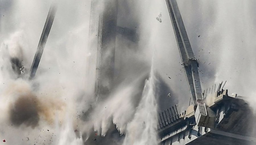 Cadena de explosiones controladas destruye peligroso puente de Génova, en Italia