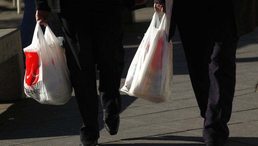 Tras prohibición de bolsas plásticas, senadores van por platos, vasos y cubiertos