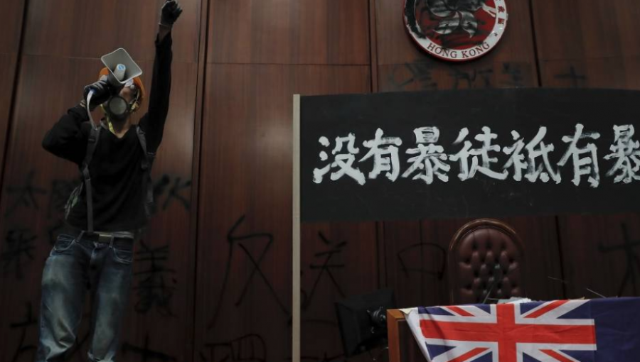 Cientos de manifestantes irrumpieron por la fuerza en la sede de la Asamblea Legislativa de Hong Kong
