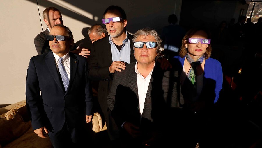 Senadores observan desde el piso 15 del Congreso el eclipse solar