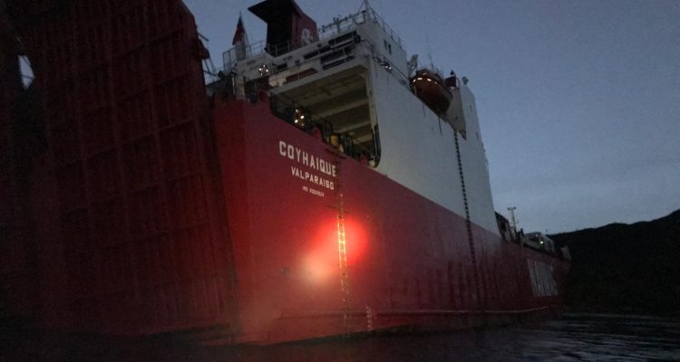 Embarcación con 38 personas a bordo naufragó en Aysén: su capitán se habría suicidado