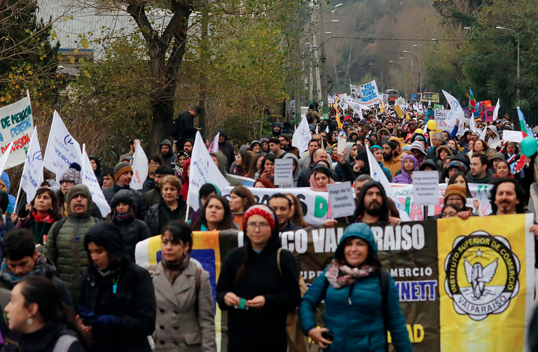 Unas 5.000 personas marcharon en Valparaíso en adhesión a demandas del Colegio de Profesores